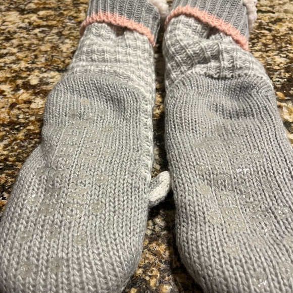 Jane and Bleecker -Cozy Kitty Slipper Socks - Picture 2 of 3